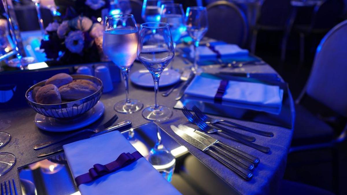 Una taula parada per a una celebració.