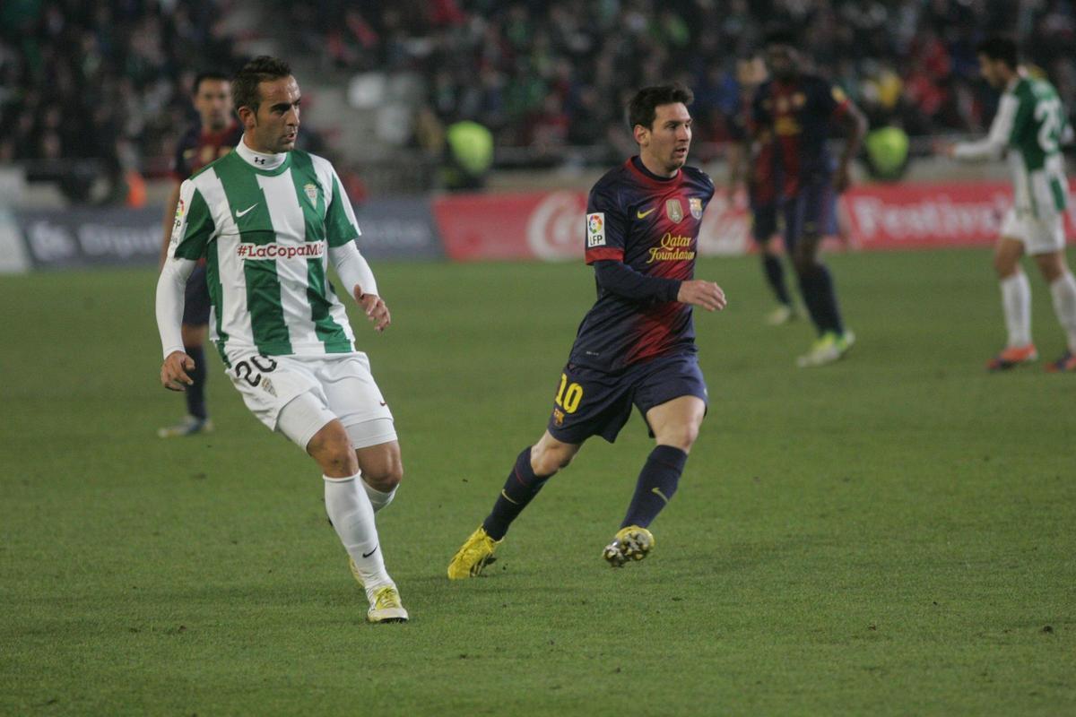 Messi, junto a Alberto Aguilar, en la eliminatoria de Copa de octavos en El Arcángel, enl a 2012-13.