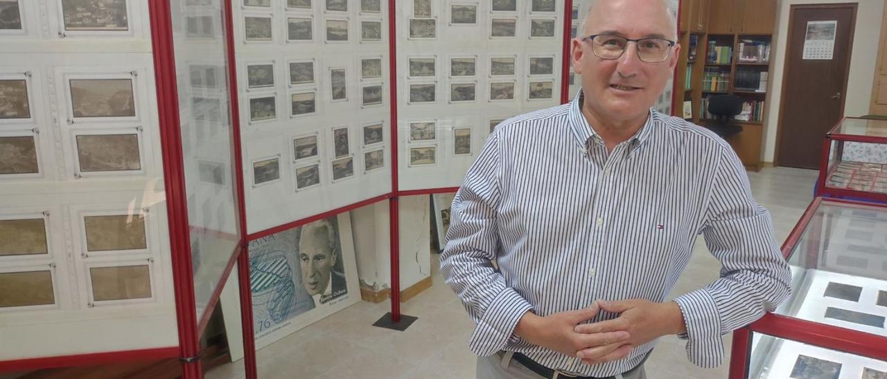 Arriba, Orlando Pérez, en el espacio dedicado a la muestra. Debajo, postal con unas lavanderas en la zona del Malabrigo. En el círculo, el antiguo barrio del Cambaral. | T. C.