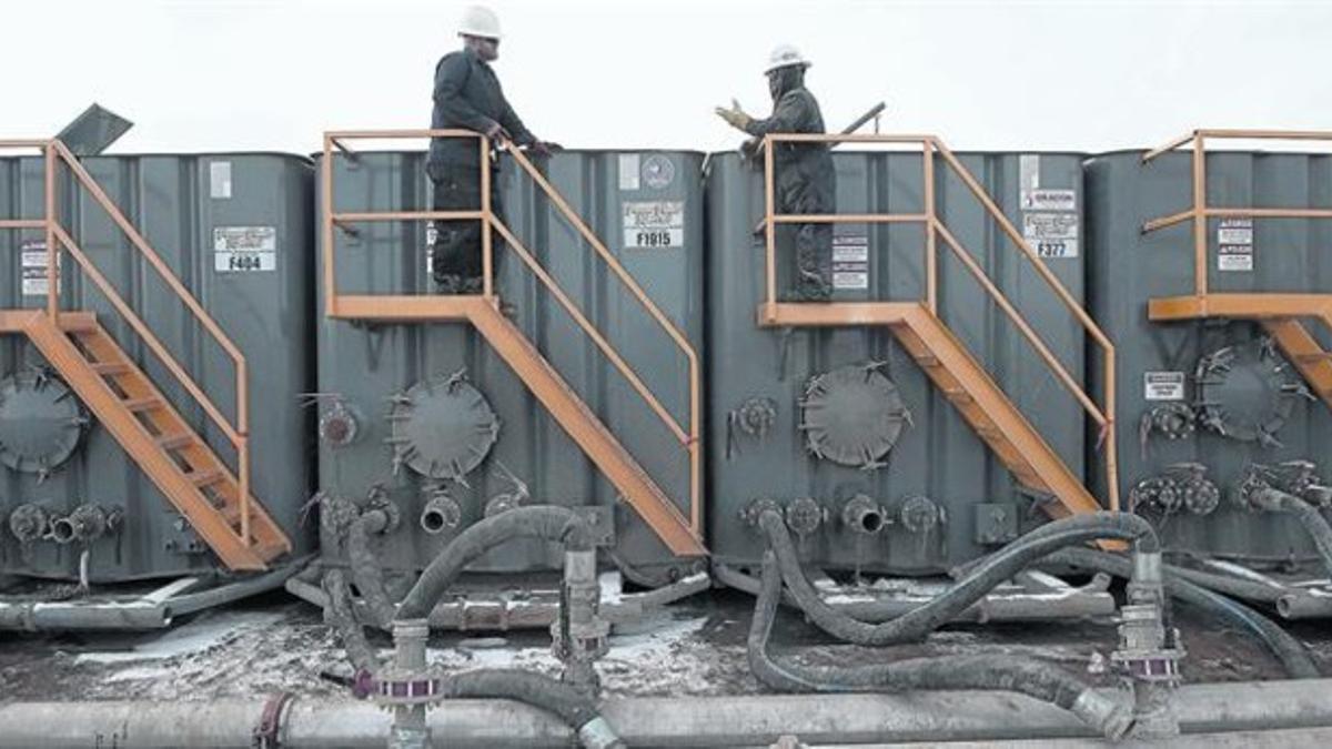 Unos trabajadores vigilan en una planta de 'fracking' en Dakota del Norte.