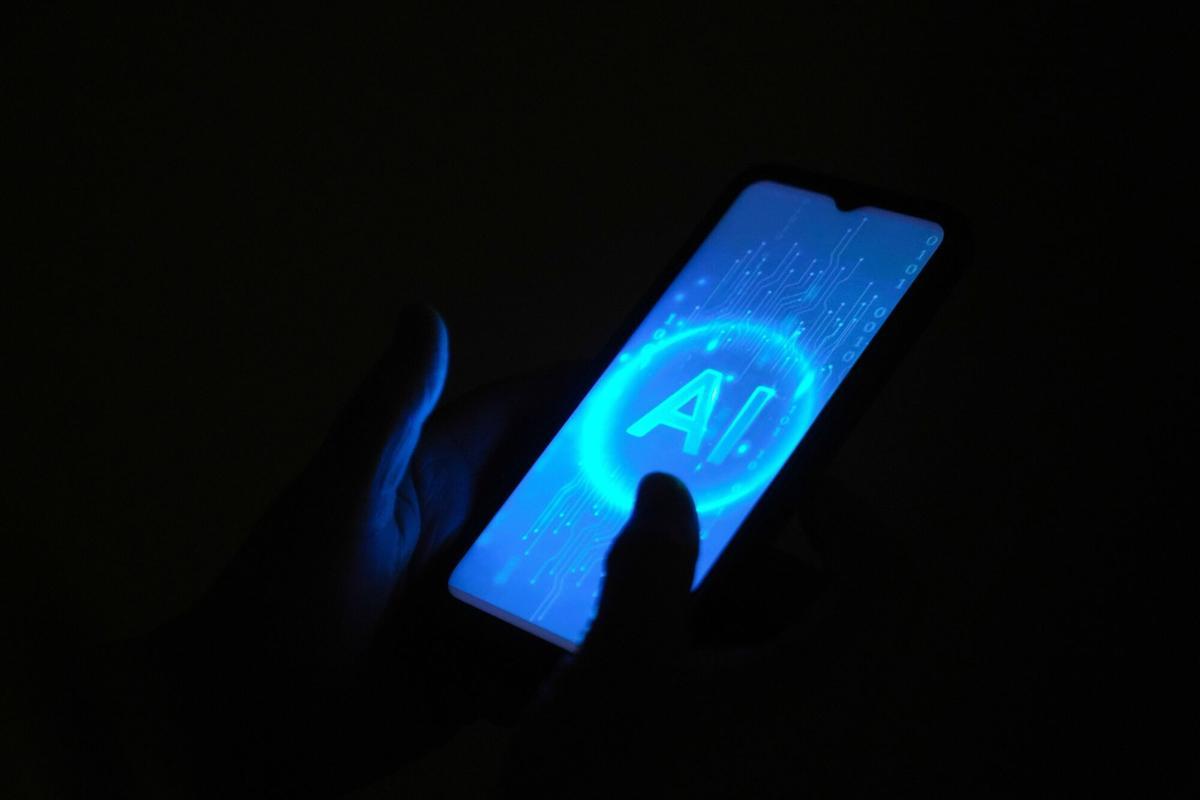 Un mòbil amb les sigles AI d'Artificial Intelligence (Intel·ligència Artificial), el 24 d'octubre del 2025, a Barcelona, Catalunya (Espanya).