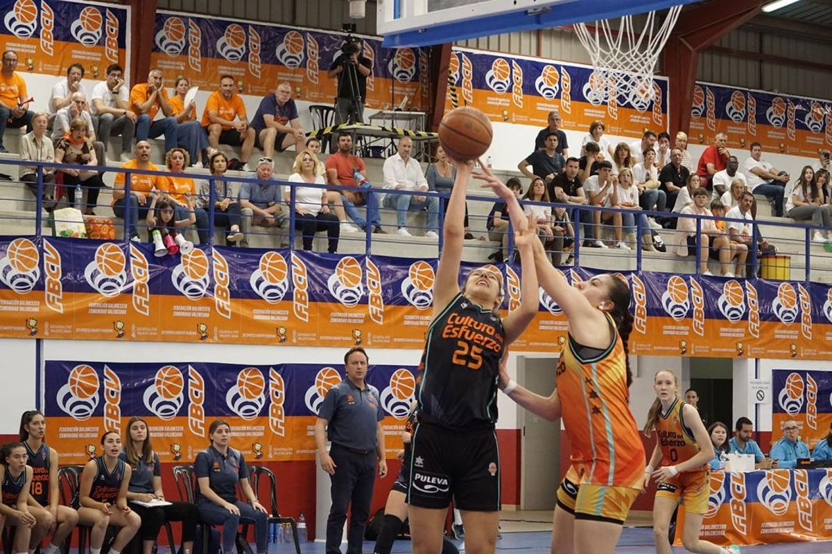 Los dos equipos d ela cantera del Valencia Basket ofrecieron un gran espectáculo.