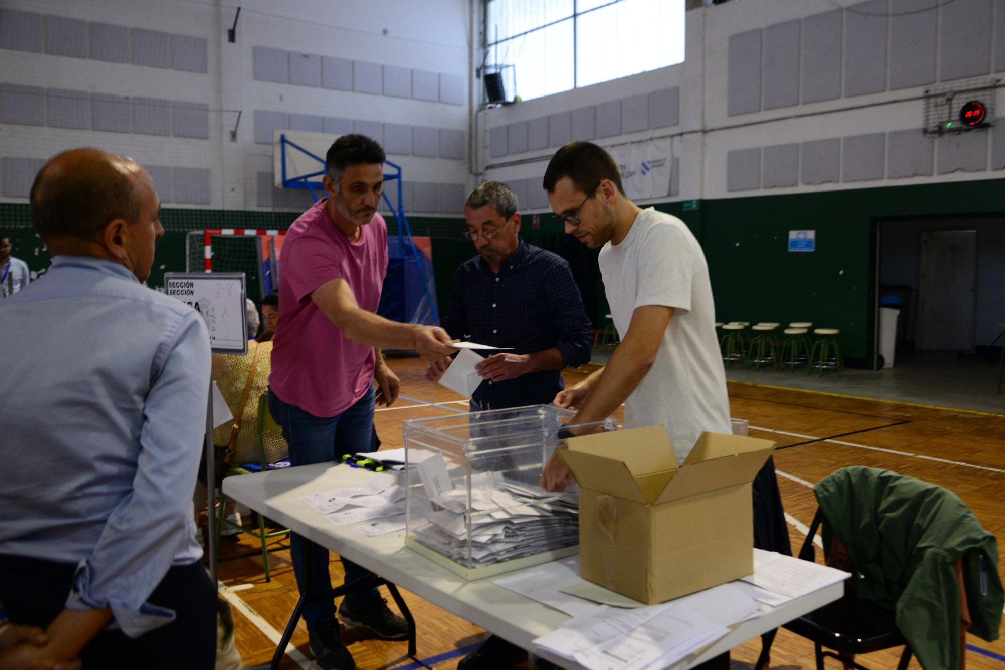 Las mejores imágenes de la jornada electoral en O Morrazo