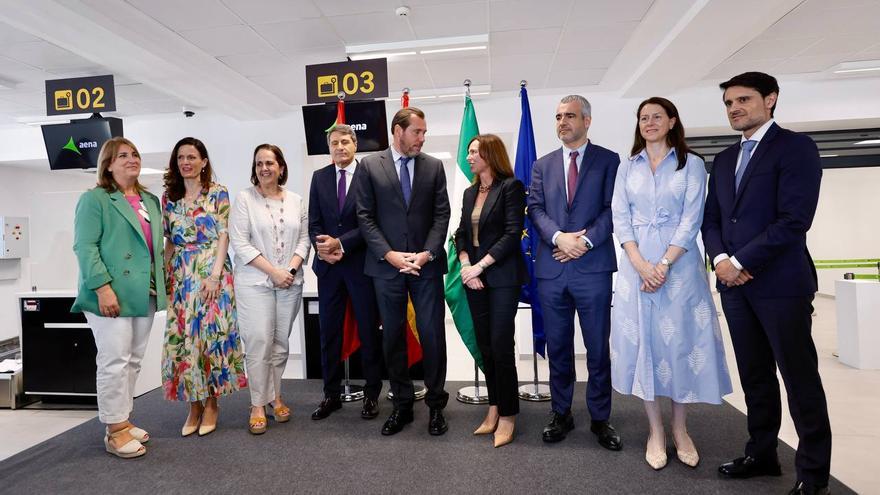 La consejera de Fomento &#039;cuela&#039; la variante Oeste en la inauguración de la terminal del aeropuerto