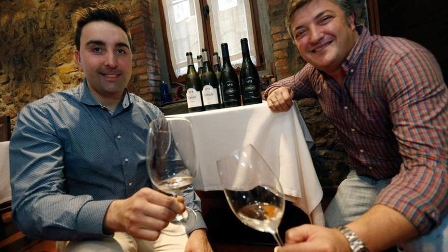 Víctor Chacón y Lalo Méndez, ayer, durante la presentación del vino.