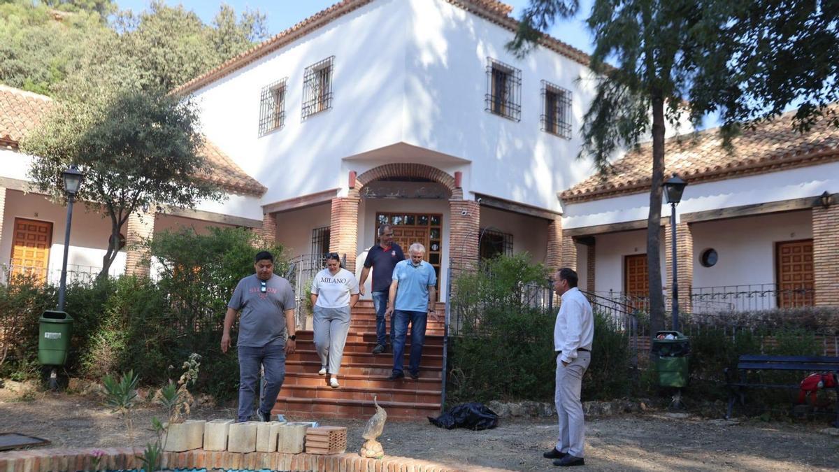 El alcalde y los nuevos gestores en el exterior del albergue de Fuente Agria.