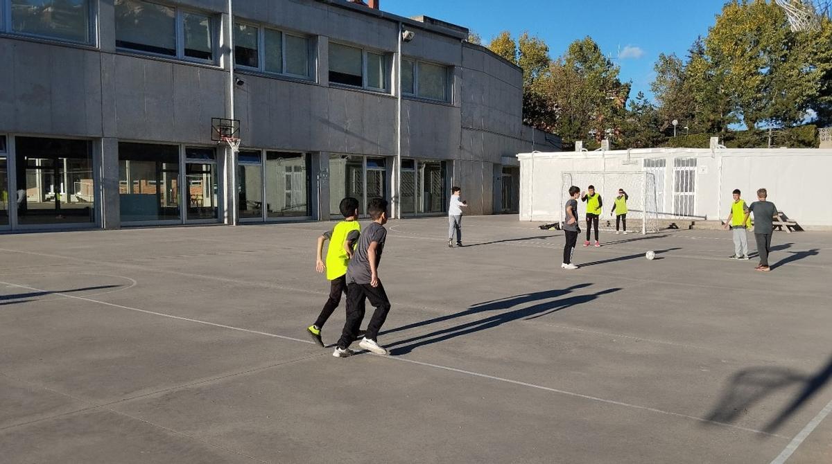 Nens jugant al pati de l'institut Guillem de Berguedà de Berga