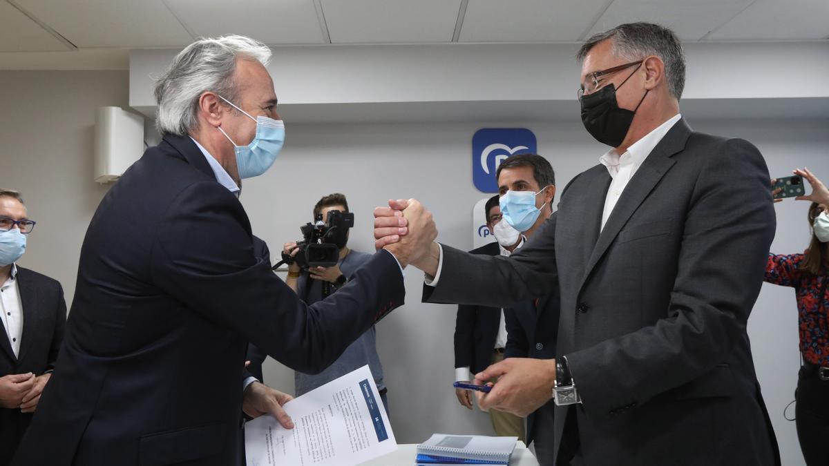 Jorge Azcón entregando sus avales para presentarse a presidir el PP de Aragón, al presidente del congreso, Manuel Blasco.