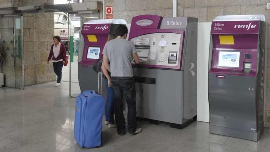 Máquinas expendedoras de billetes de tren en la estación de San Cristóbal de A Coruña.