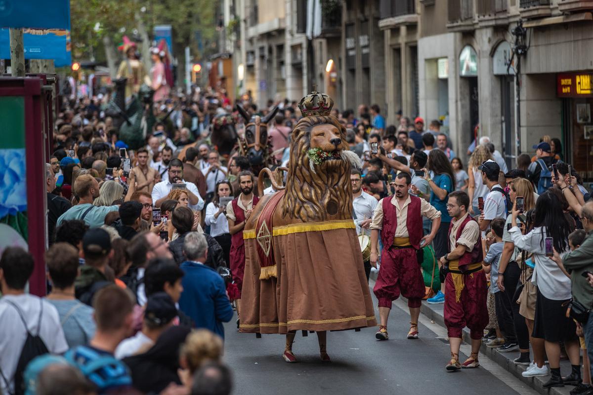 Ambiente en la cabalgata de las fiestas de la Mercè.