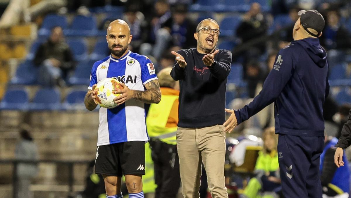 Javi Jiménez se prepara para sacar desde la banda mientras Beto, a su lado, discute con Claudio en el reciente Hércules-Eldense