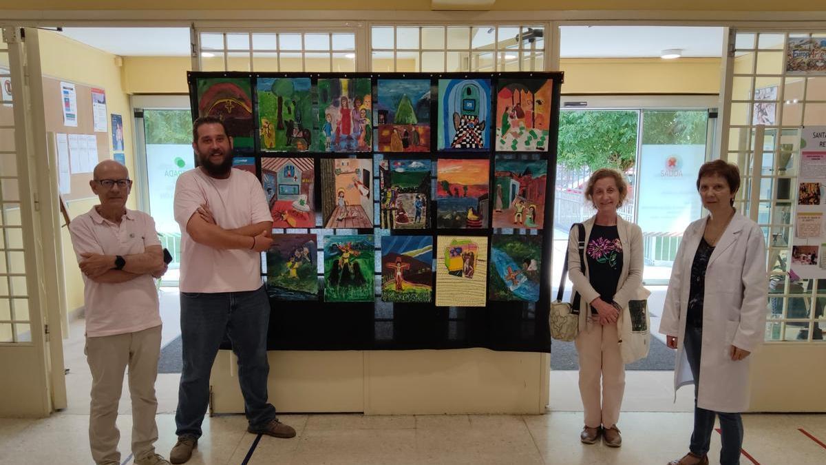 Profesorado e integrantes de la Asociación de Amigos del Museo de Bellas Artes, ante algunos de los trabajos de los alumnos.