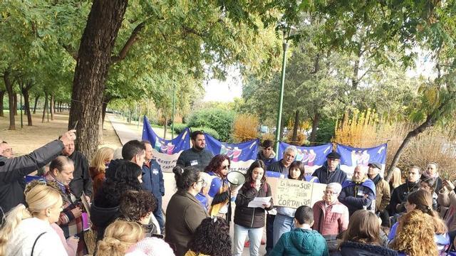 Acto en el bulevar Poeta Manuel Benítez Carrasco en demanda de restituir la cabalgata del distrito Sur