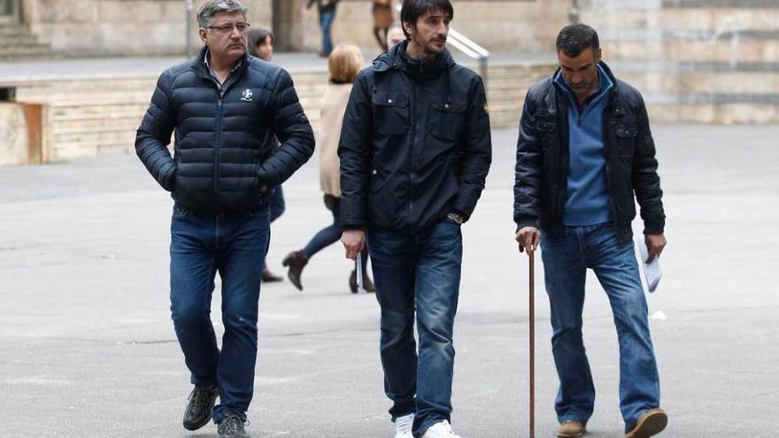 Los bomberos de la CSI Manuel Díaz (izquierda) y Miguel Ordóñez Lorenzana acompañan al Juzgado al bombero herido en el derrumbe del edificio incendiado, Juan Carlos Fernández.