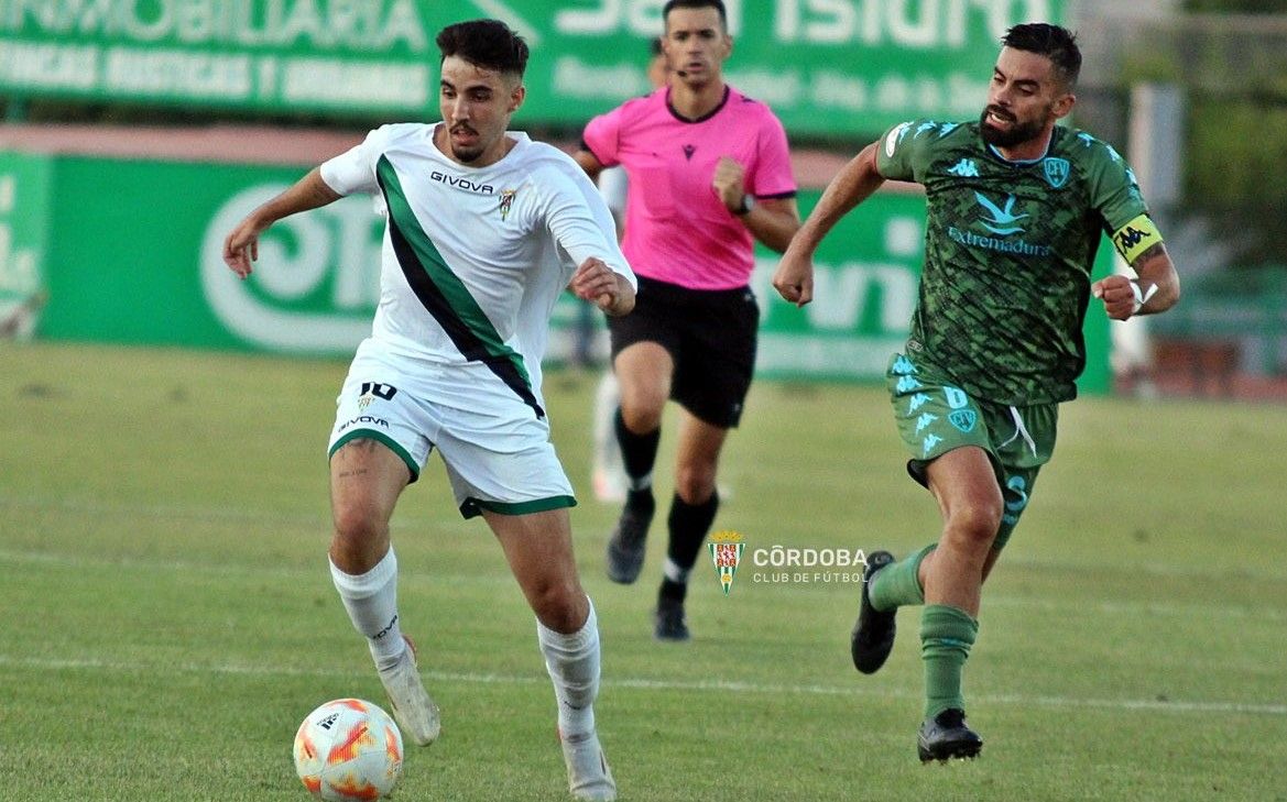 Lance del encuentro entre el Córdoba B y el Villanovense.