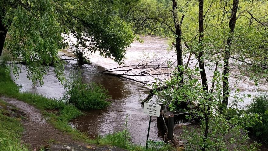 El río Tambre se desborda en Oroso, Dubra, Ames y Negreira, pero sin inundar viviendas todavía