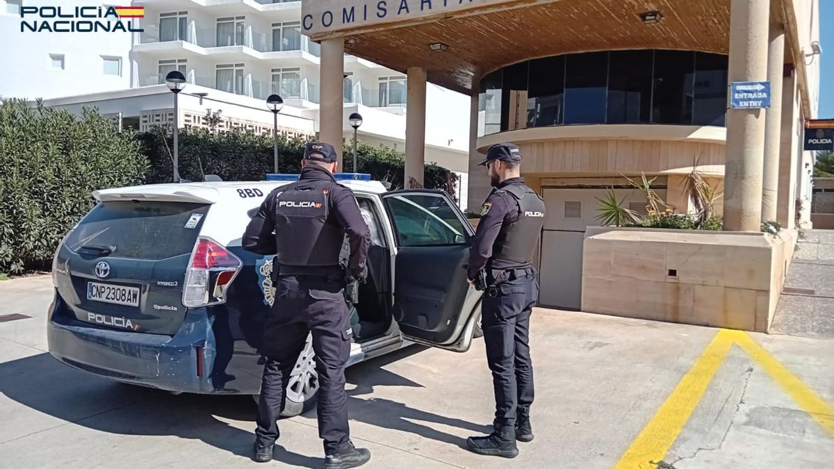 Agentes de la Policía Nacional en la Comisaría de la Playa de Palma.
