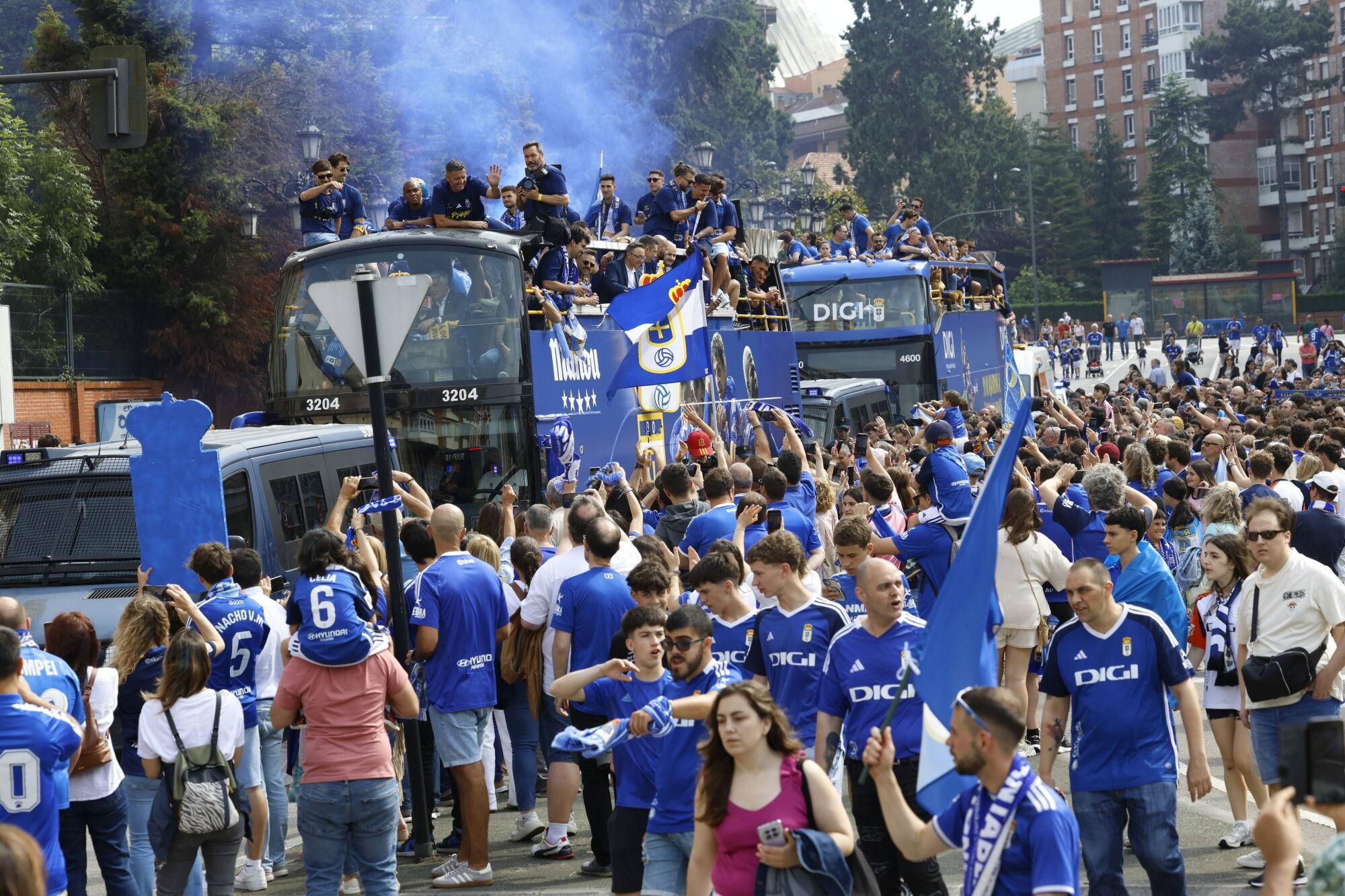 Locura azul en las calles de Oviedo para celebrar el ascenso del equipo a Primera División