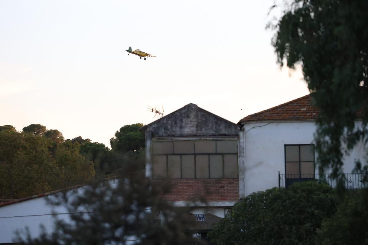 Un helicóptero del Infoca sobrevuela una zona de viviendas cerana al incendio de Cerro Muriano.