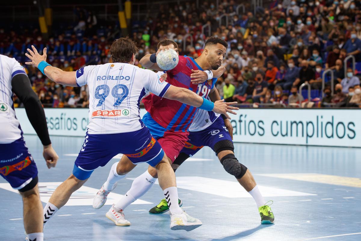 N'Guessan trata de superar la defensa vallesana