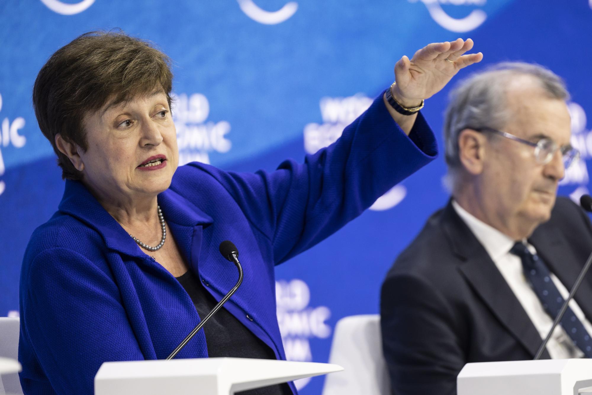 World Economic Forum in Davos  Davos (Switzerland), 23/05/2022.- Kristalina Georgieva (L), Managing Director, International Monetary Fund (IMF) next to Francois Villeroy de Galhau, Governor of the Central Bank of France, addresses a plenary session during the 51st annual meeting of the World Economic Forum, WEF, in Davos, Switzerland, 23 May 2022.