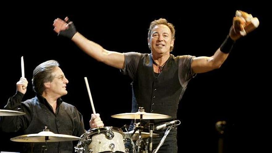 Bruce Springsteen durante su actuación del verano pasado en Santiago. / efe