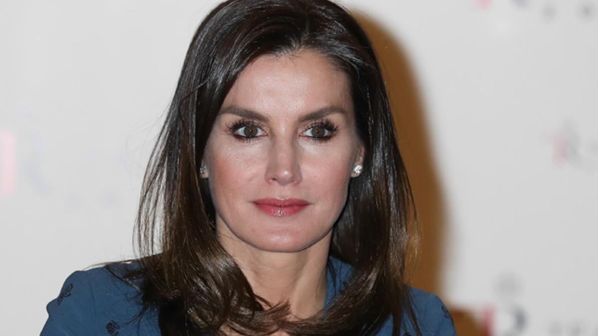 Letizia Ortiz con vestido azul de Bottega Veneta y pendientes en forma de mariposa de Elena Carrera