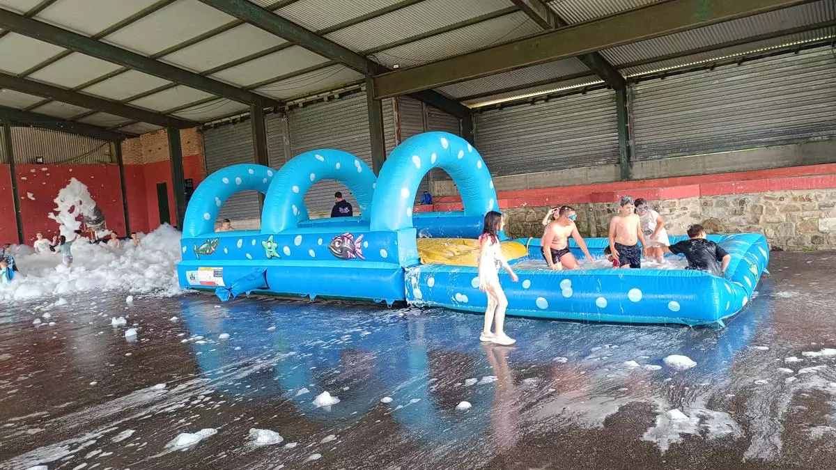 Fiesta para despedir el curso escolar en La Espina: familias y escolares del colegio rural disfrutaron de una comida y juegos