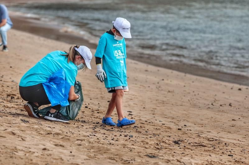 Acción de limpieza terrestre y marina en la playa de Las Teresitas
