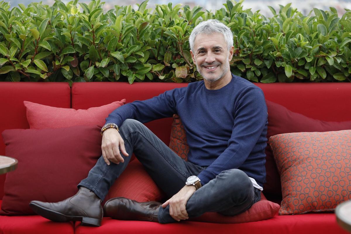 Sergio Dalma, en el sofá de una terraza en Barcelona.