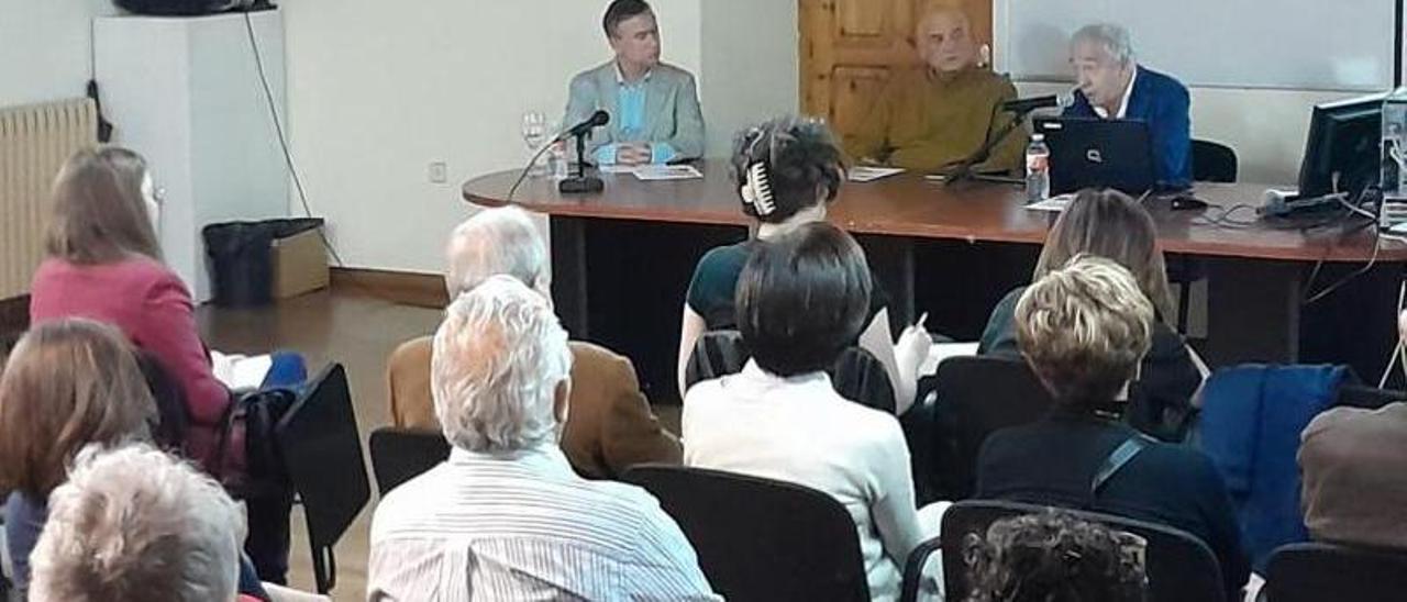 Por la derecha, Antonio Bahamonde, José Luis Acuña y Álvaro Fernández, miembro de Cauce del Nalón, ayer durante la conferencia en la Casa de la Buelga de Ciaño (Langreo). | L. M. D.