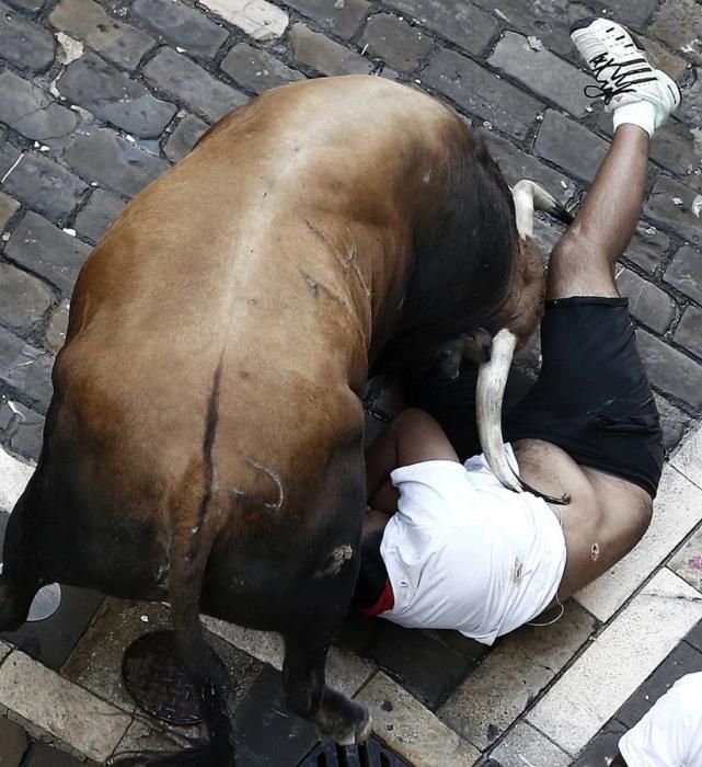 El segon dia dels Sanfermines comença amb un dels 'encierros' més llargs dels últims anys.