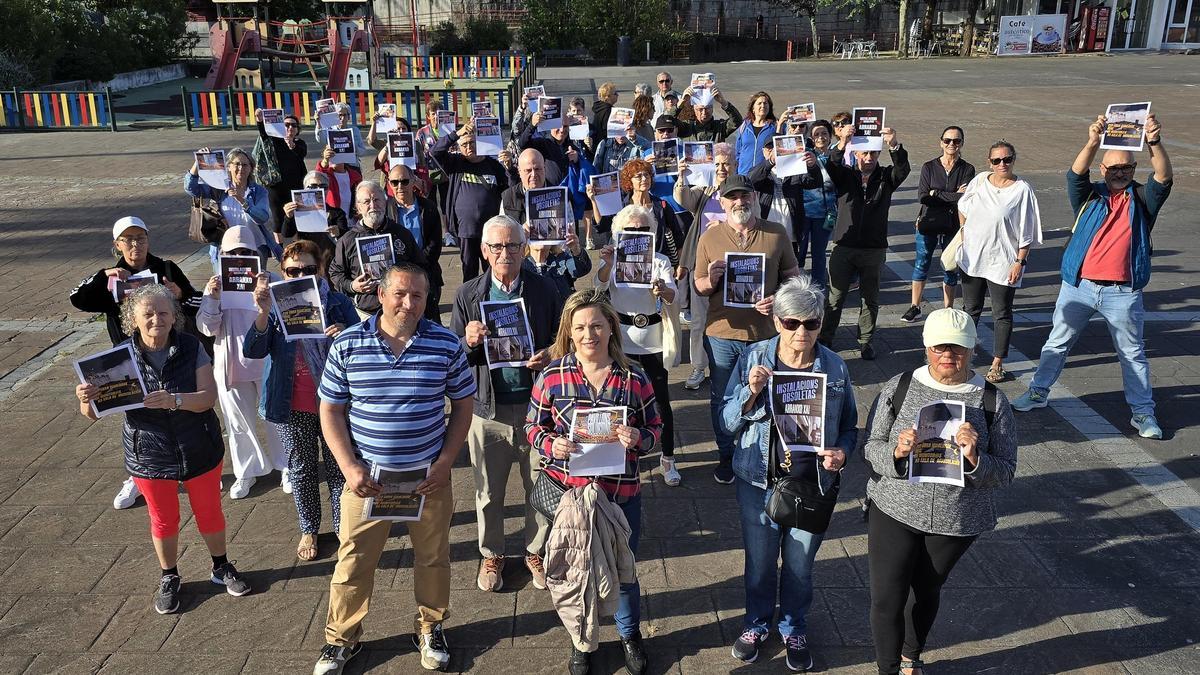 Protesta vecinal en la Praza do Rei por los cierres continuos del gimnasio del Carmen