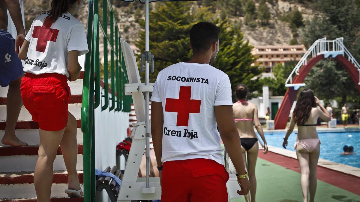 Socorristas en la piscina municipal de Alcoy