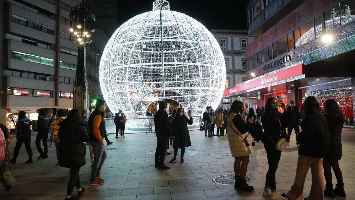 Vigo ilumina con su mejor color una Navidad gris