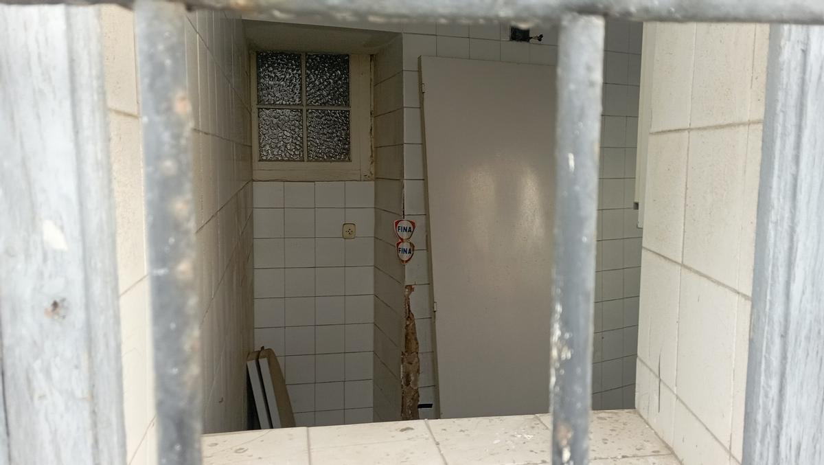 El desvencijado interior de la Farola, ayer, a través de un cristal sin reponer desde hace al menos 7 años.
