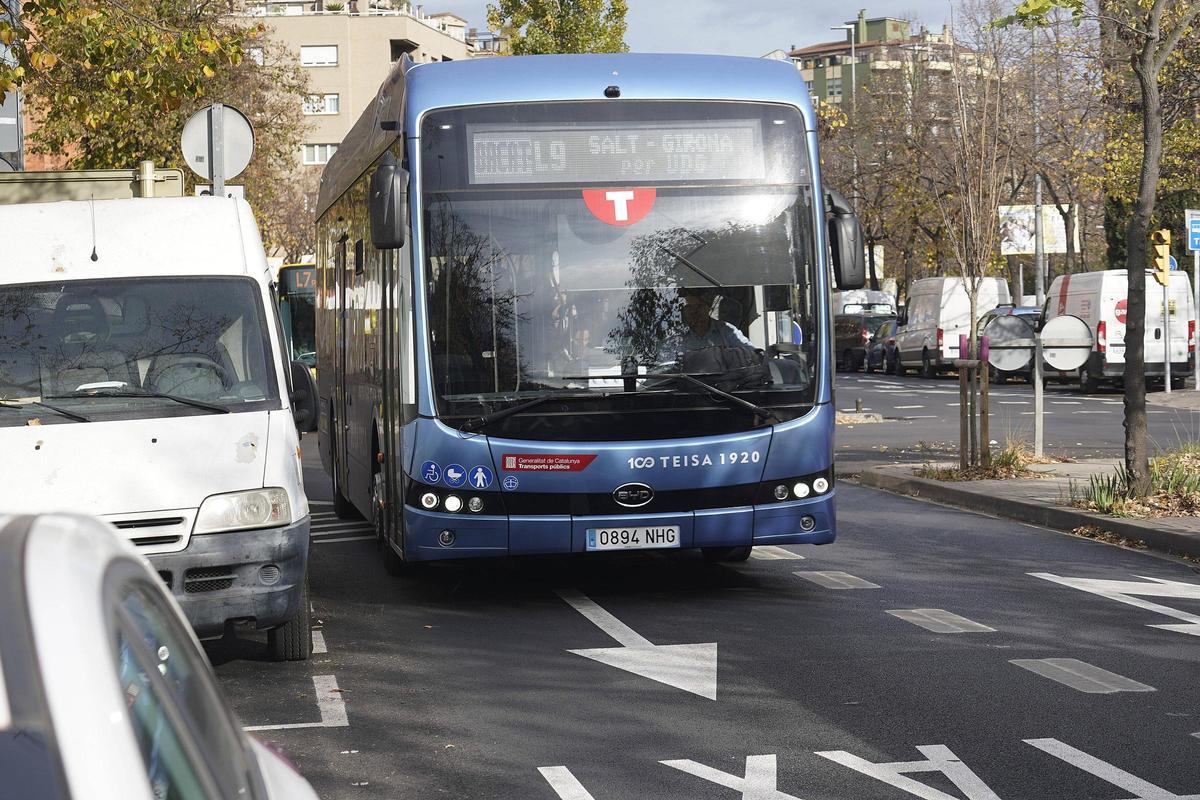 Un autobús de la línia L9-BRCAT, al passeig d'Olot de Girona.
