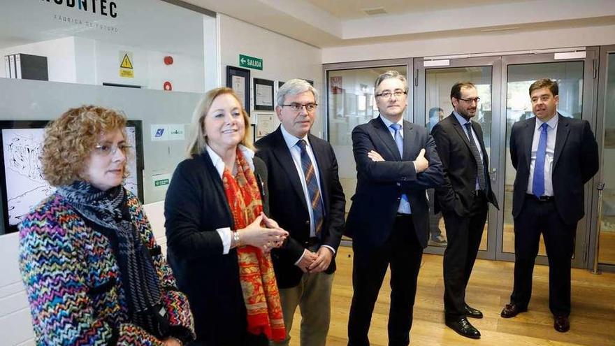 Por la izquierda, Gloria García, Mercedes Fernández, Mariano Marín, Pablo González, Íñigo Felgueroso y Jesús Suárez, en la sede de la Fundación Prodintec en Gijón.