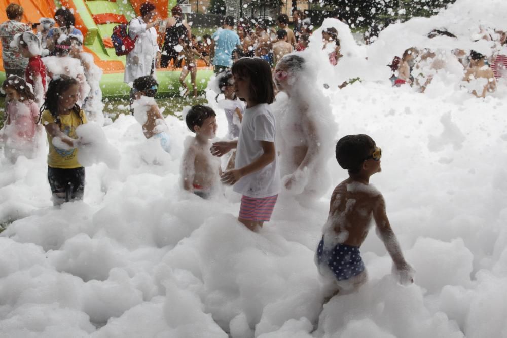 Fiesta de la espuma en el colegio Carballal