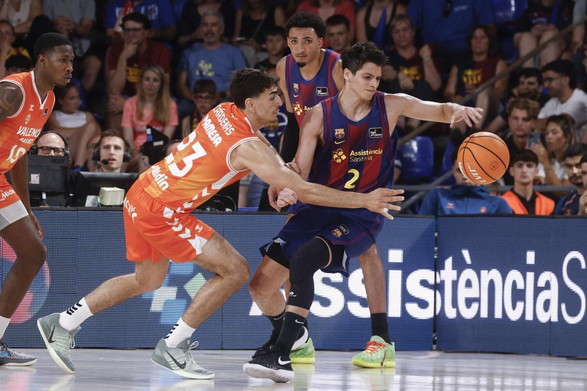 BARCELONA, 31/05/2026.- El base argentino del Fc Barcelona Juan Ignacio Marcos (d) lucha con el base del Valencia Álvaro Cárdenas (i) durante el partido de la jornada 34 de la Liga Endesa que disputan el FC Barcelona Baloncesto y el Valencia Basket este domingo, en el Palau Blaugrana. EFE/ Quique García