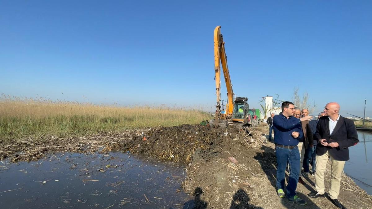 El concejal Gosálbez en la visita al lago de l'Albufera