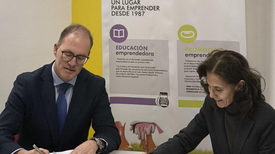 Ignacio Iglesias y Liliana Valdés, en la firma del convenio. | LNE