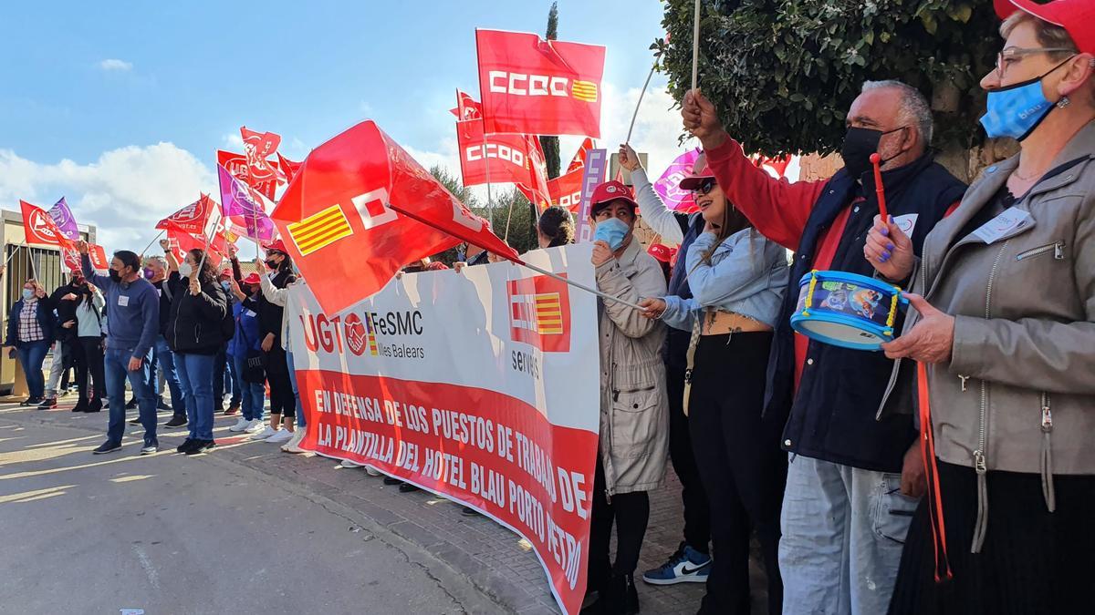 Un centenar de trabajadores protestan en Porto Petro por conservar sus puestos de trabajo tras la reforma del hotel