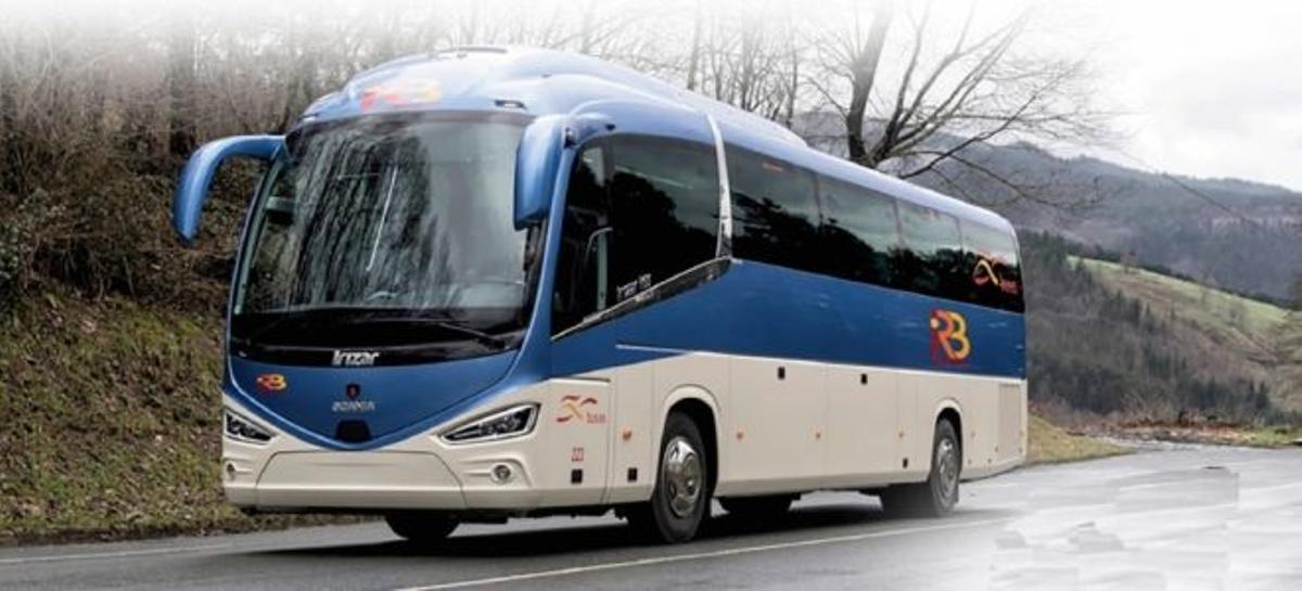 Un autobús durante un viaje por carretera
