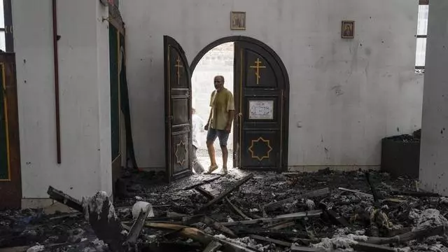 Un ataque ruso provoca un incendio en un mercado de libros en Kiev