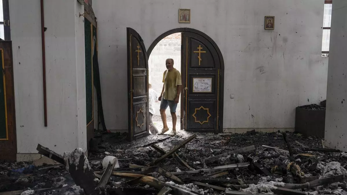 Un ataque ruso provoca un incendio en un mercado de libros en Kiev