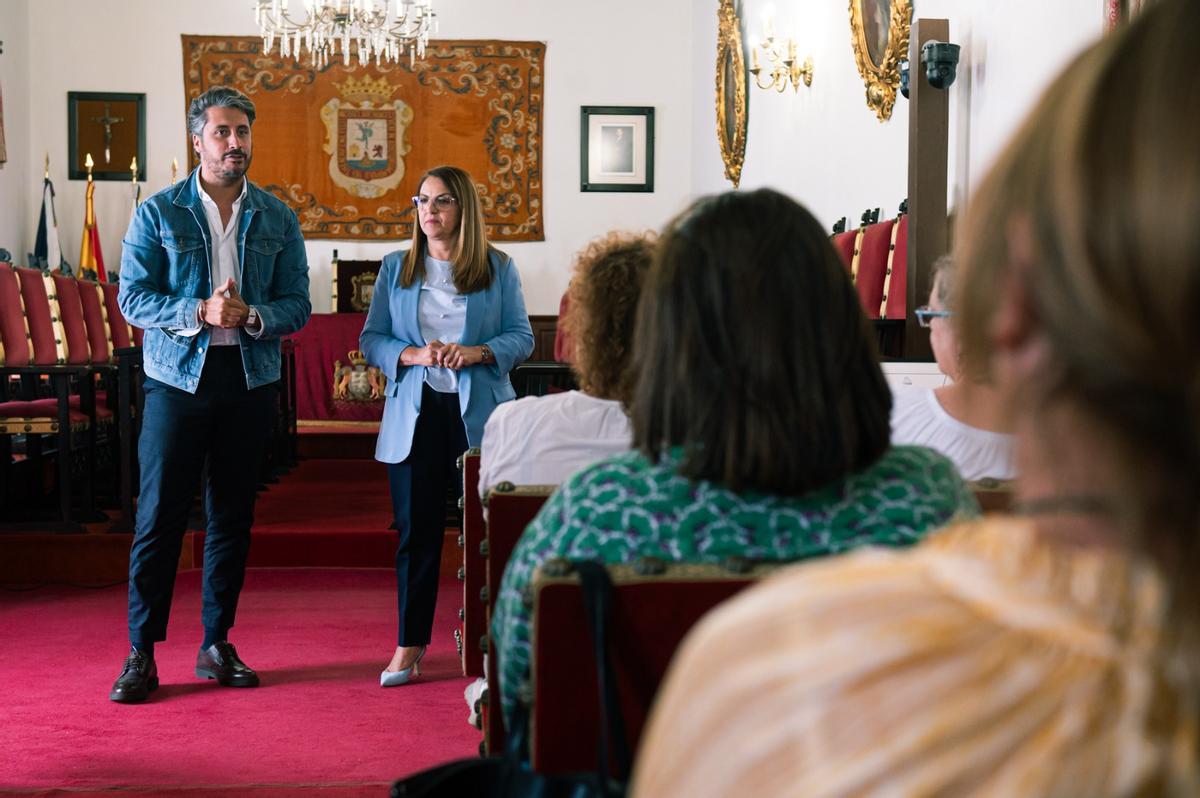 El alcalde de La Laguna, Luis Yeray Gutiérrez, y la edil de Bienestar Social y Calidad de Vida, María Cruz.