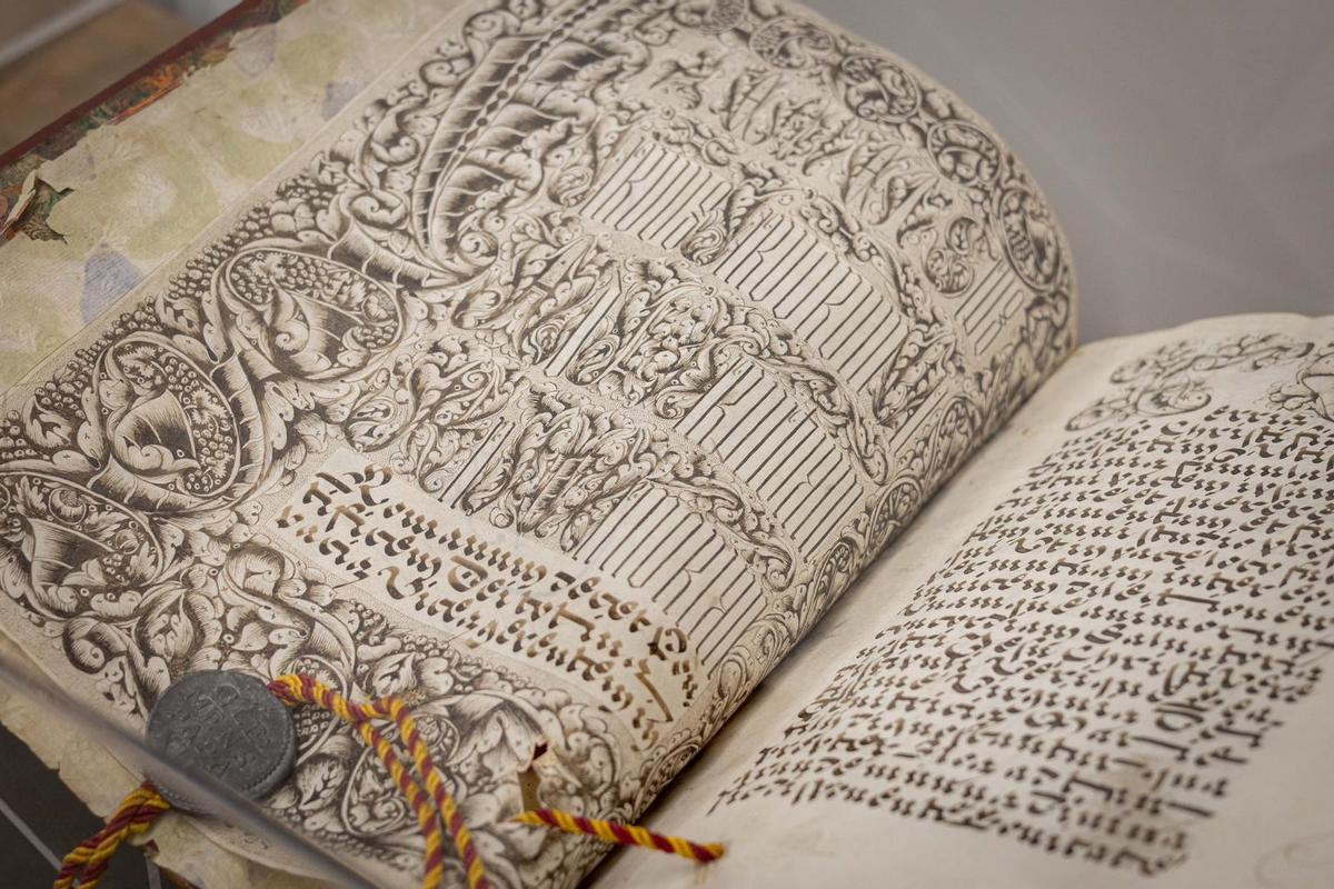 La bula papal en el archivo de La Seo.