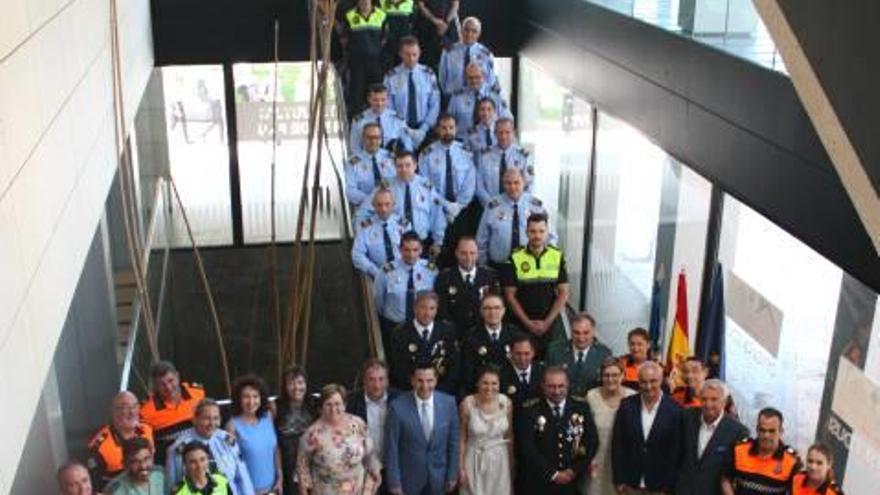 Los condecorados, en las escalinatas del ayuntamiento.