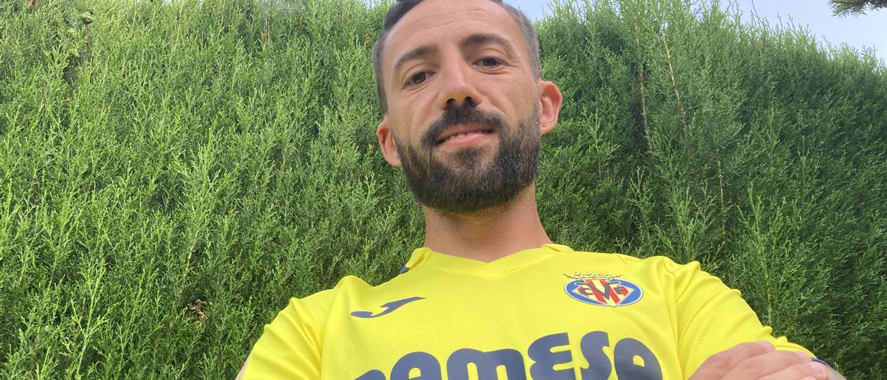 El nuevo delantero del Villarreal CF, José Luis Morales, posa con la camiseta del Submarino tras rubricar su fichaje.